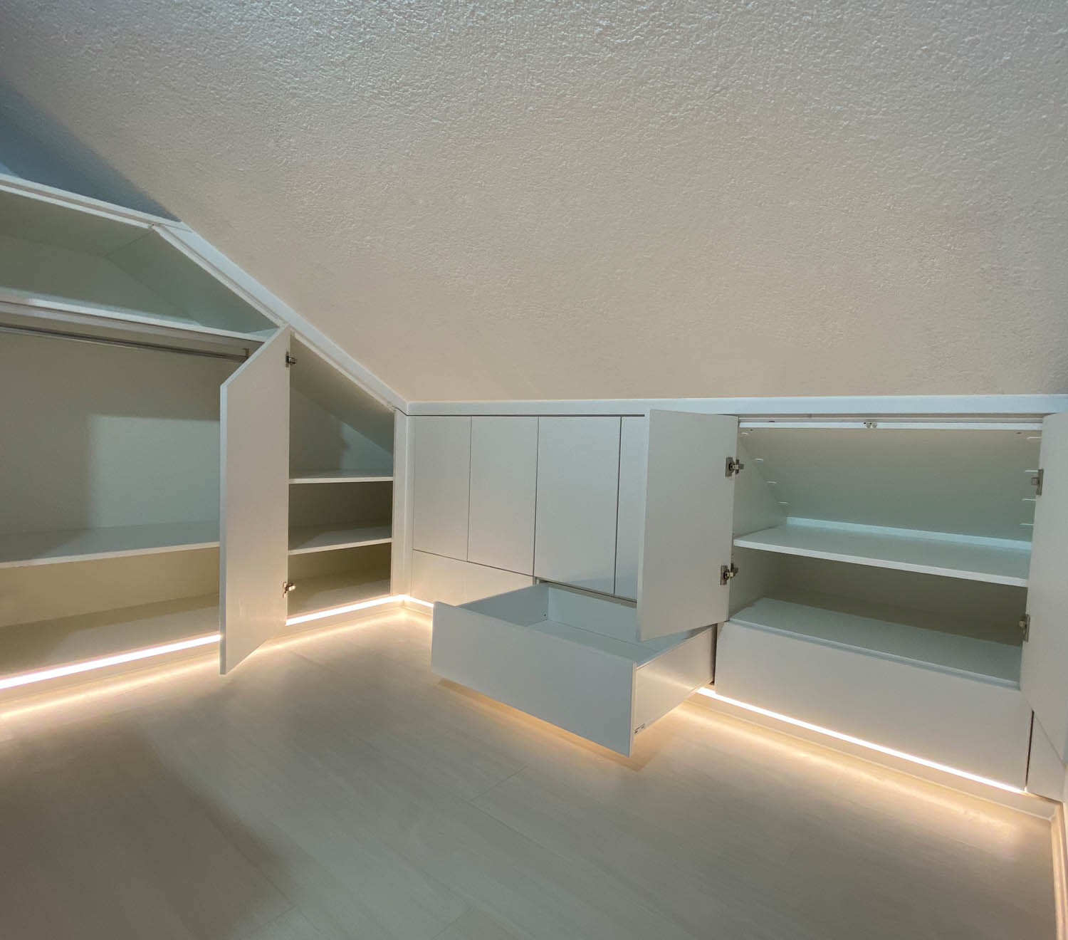 Dachschrägenschrank;