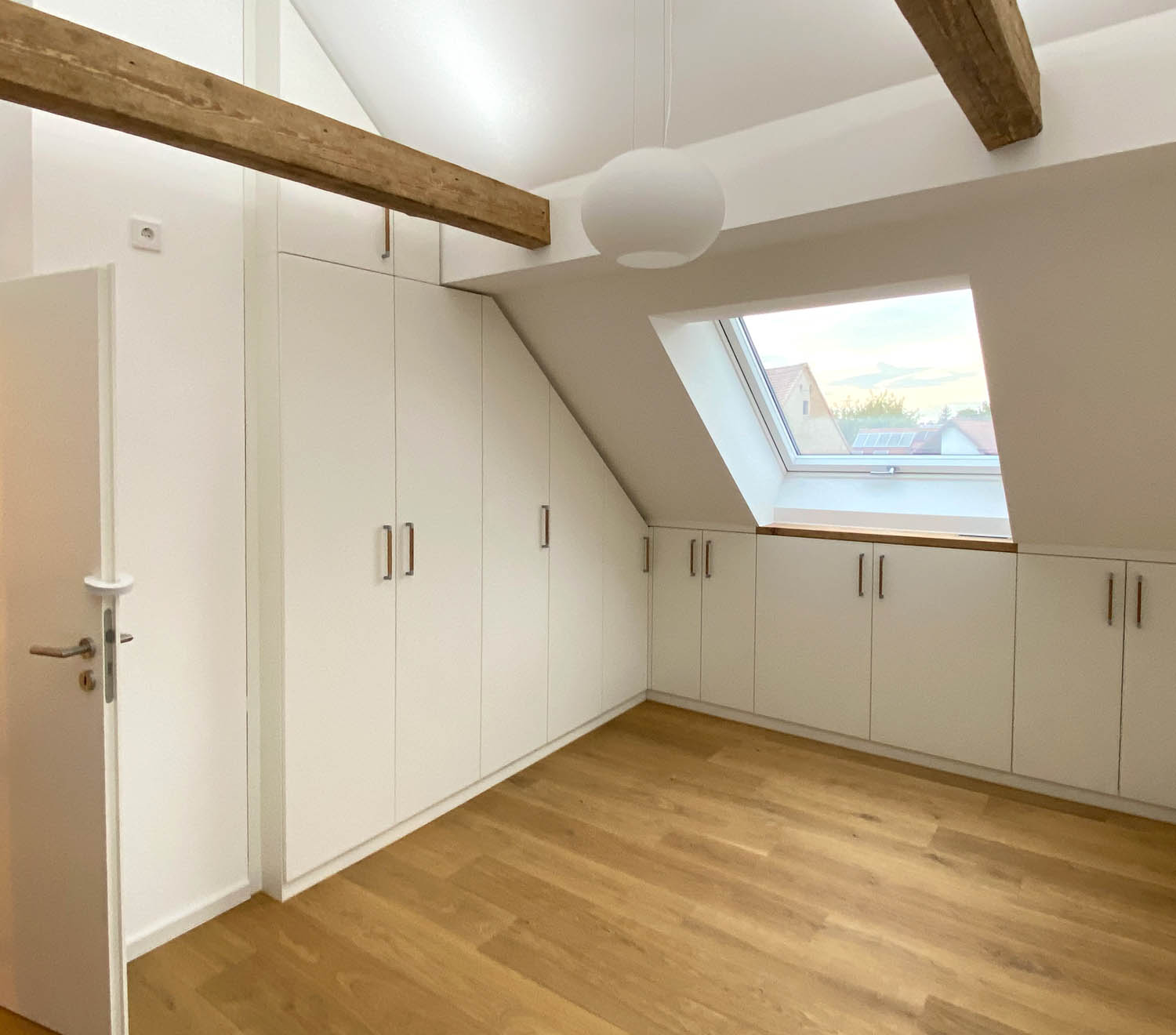 Kleiderschrank;