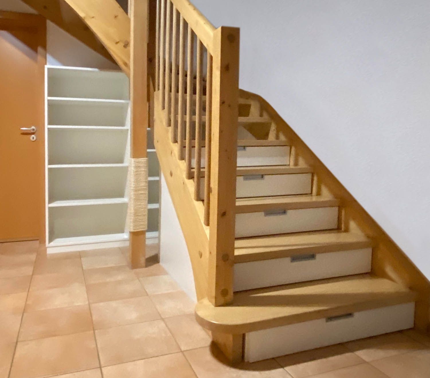 Treppenschrank